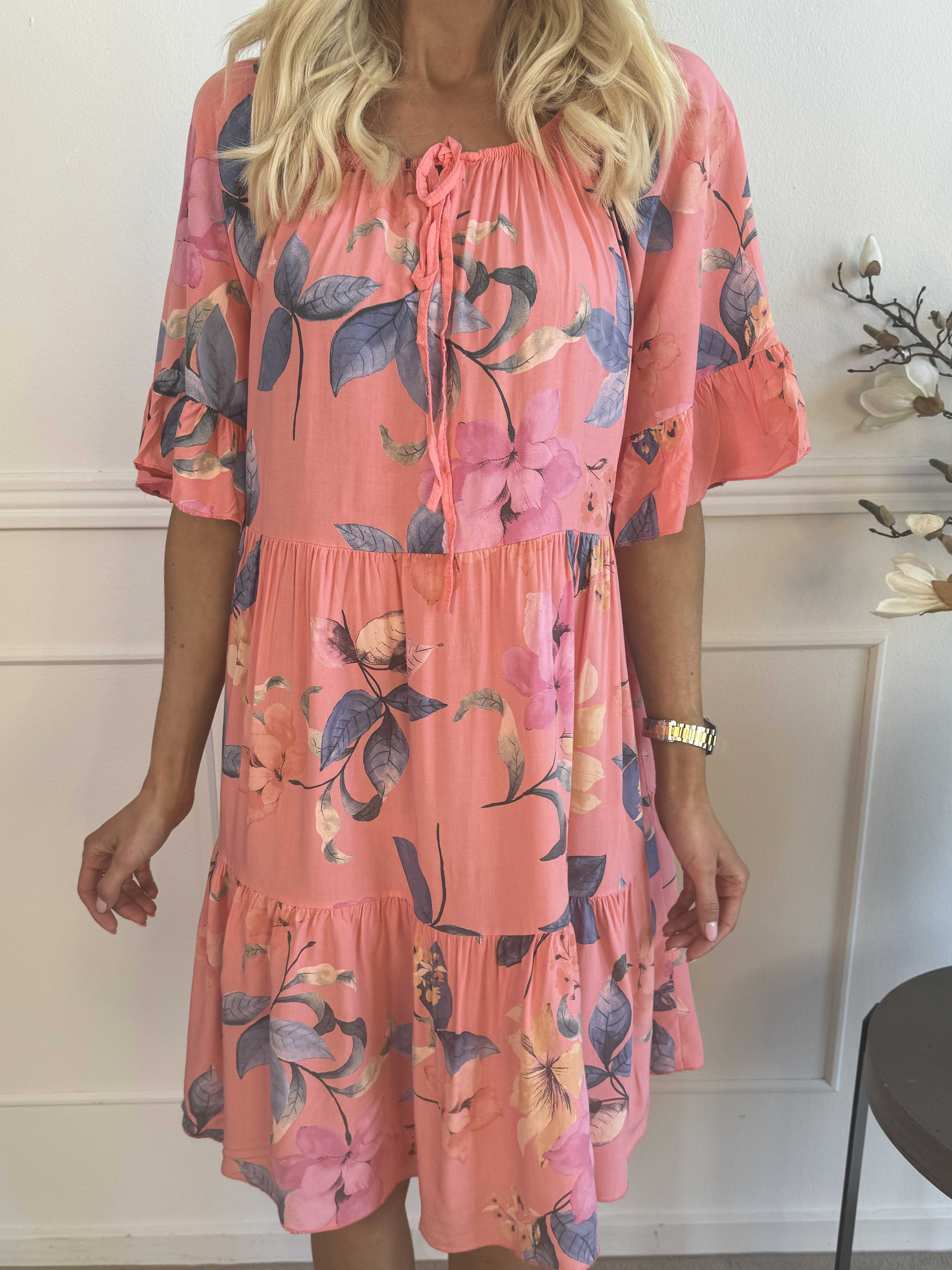 Malibu - Blomstret kjole i bomuld med elastik i udskæringen